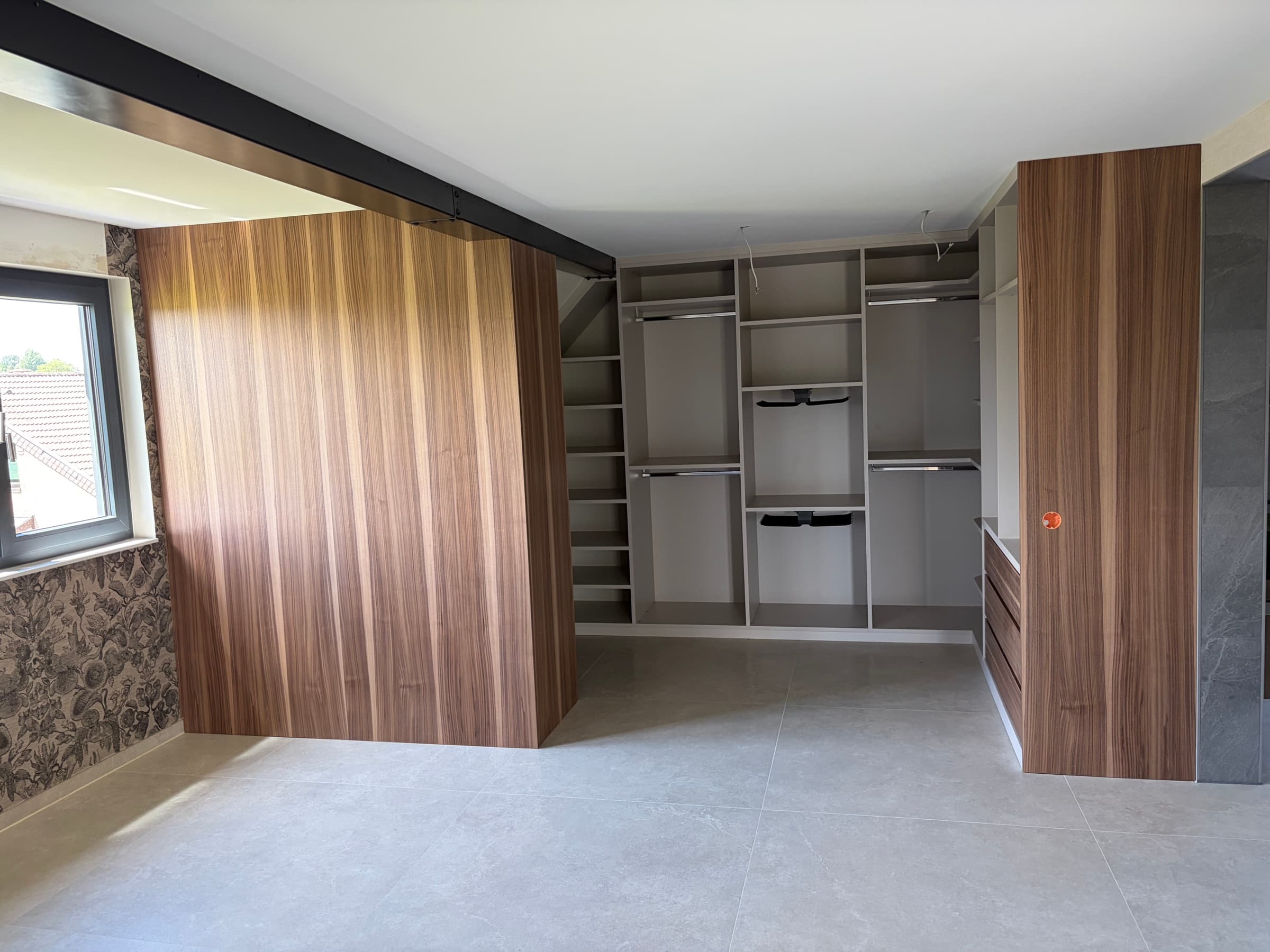 Maßgefertigte Ankleide in Holz